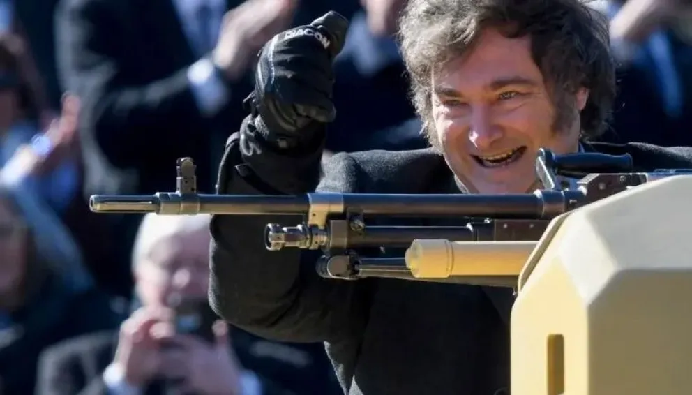 Tras bajar la edad para ser portador, Milei reduce el costo para importar armas y balas