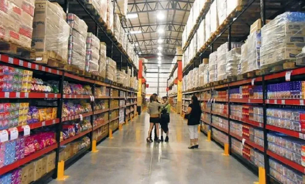 Primer año de Milei: Empresarios celebran la macro y la apertura de importaciones pero siguen cautelosos