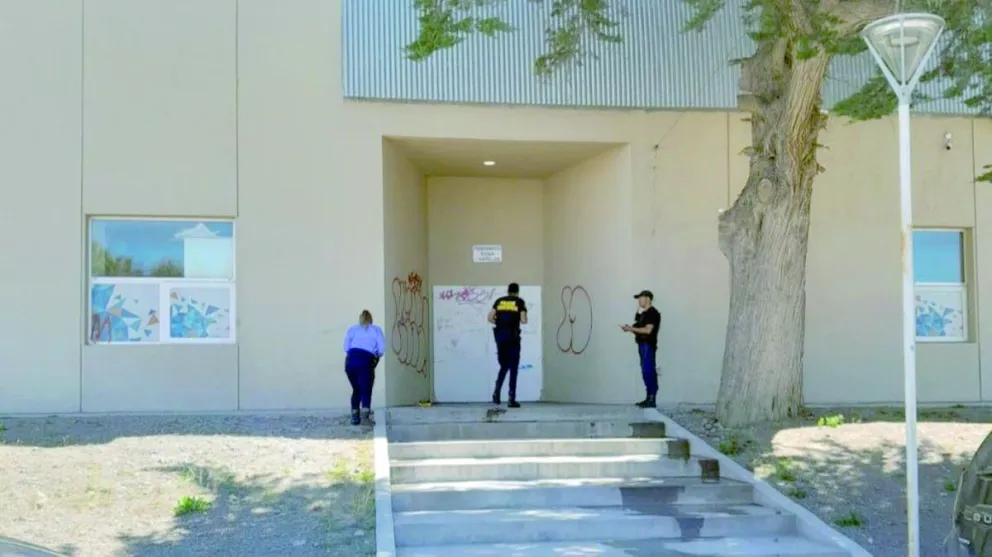 Desconocido intentó incendiar una puerta de ingreso a la Biblioteca Municipal