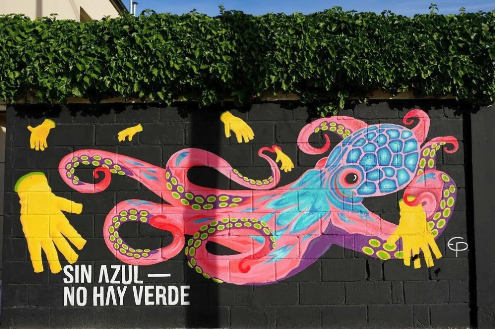 Playa Unión: inauguraron un nuevo mural realizado por un artista local para generar conciencia ambiental