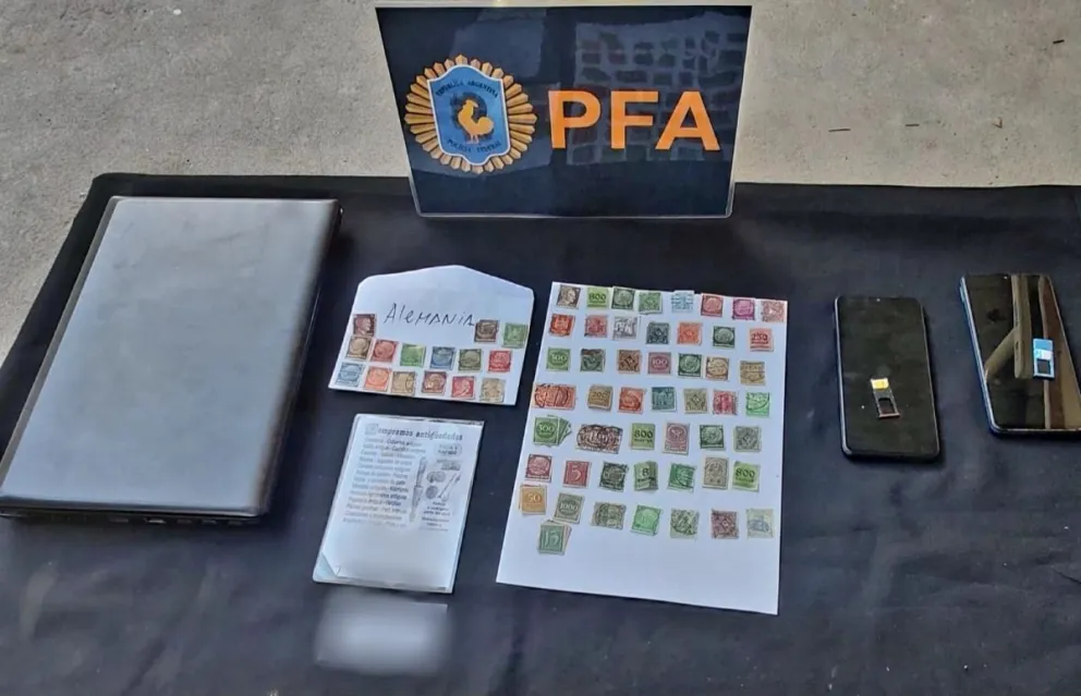 La Policía Federal Argentina notificó a un hombre acusado de vender objetos antisemitas