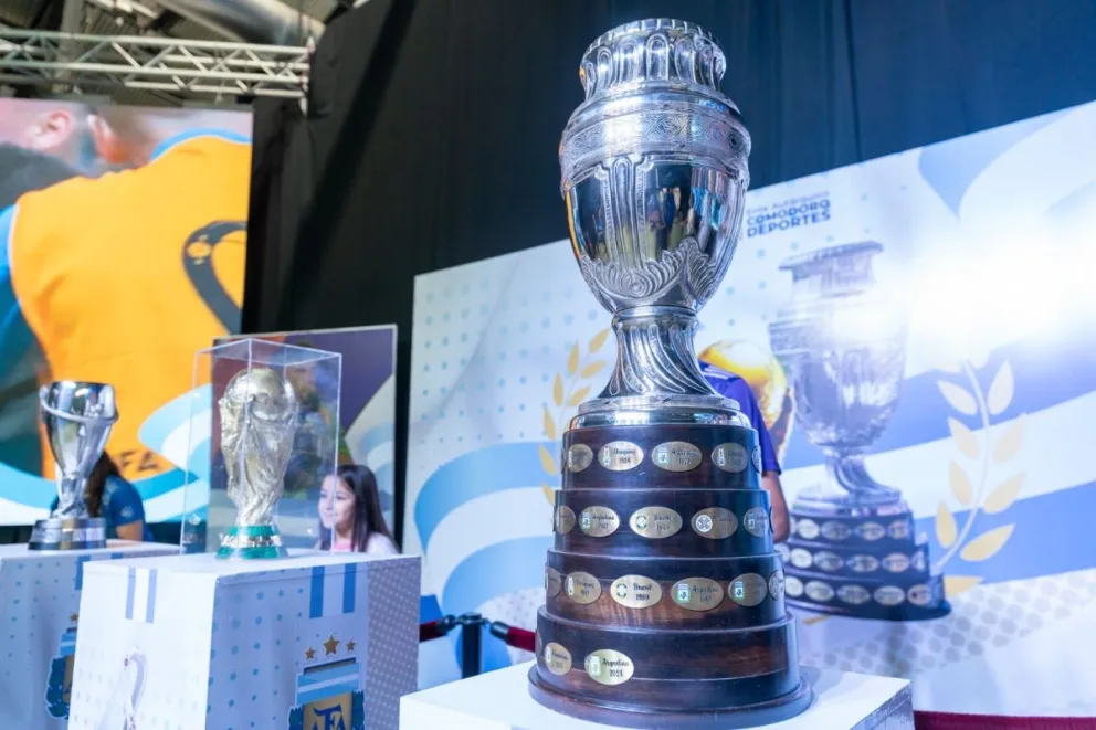 Cientos de comodorenses se fotografiaron y disfrutaron de la Copa del Mundo