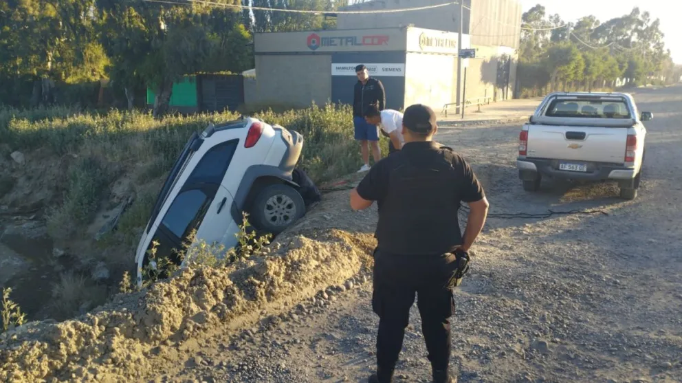 Conductor pierde el control de su vehículo y termina en un desagüe
