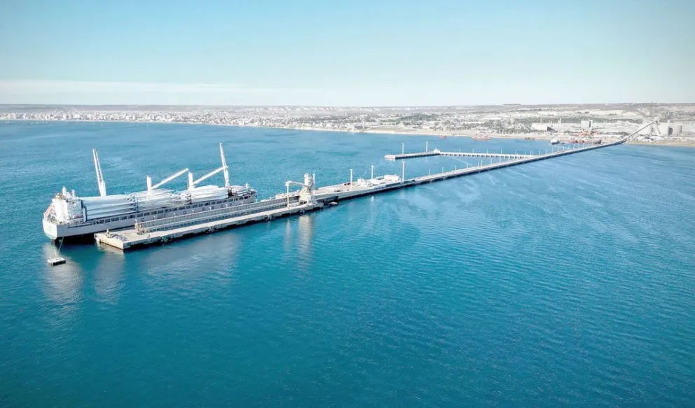 Comenzó la descarga de aerogeneradores para el parque eólico “La Flecha” en Puerto Madryn