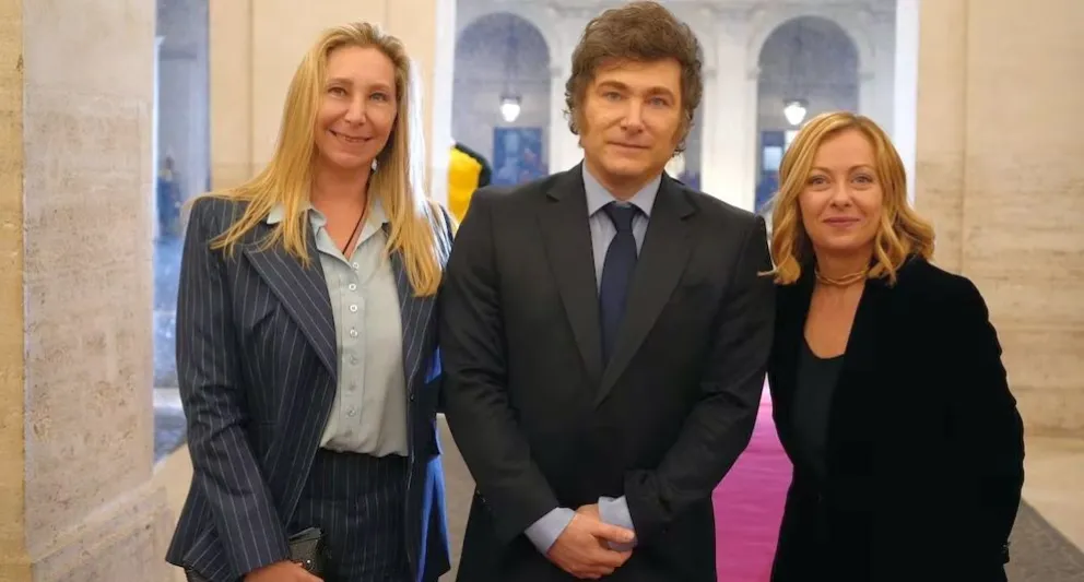 Milei volvió al país tras su paso por Italia con promesas de más "motosierra"