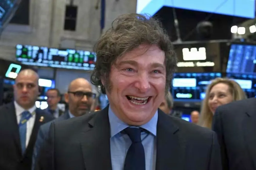 Al regreso de su decimoséptimo viaje al exterior desde que asumió, Milei dice que no se tomará vacaciones y pide “austeridad” a sus ministros si viajan
