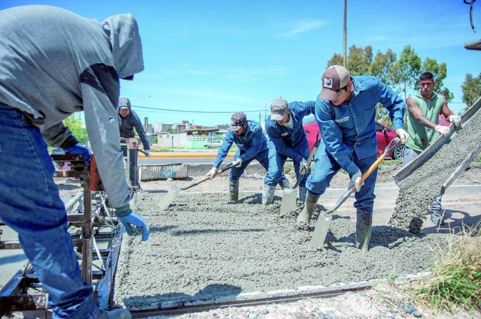 Comenzaron con los trabajos de hormigonado en el acceso seguro de la Escuela 702 de Rawson