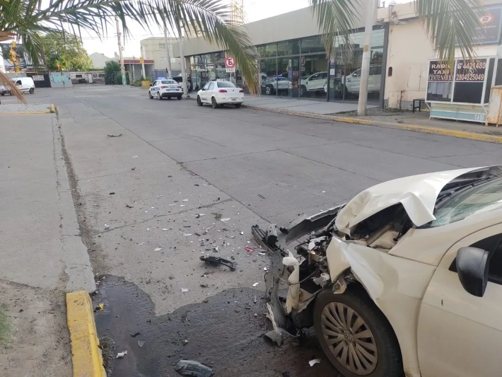 Conduciendo alcoholizado, policía chocó con el auto a una camioneta estacionada que terminó contra una concesionaría