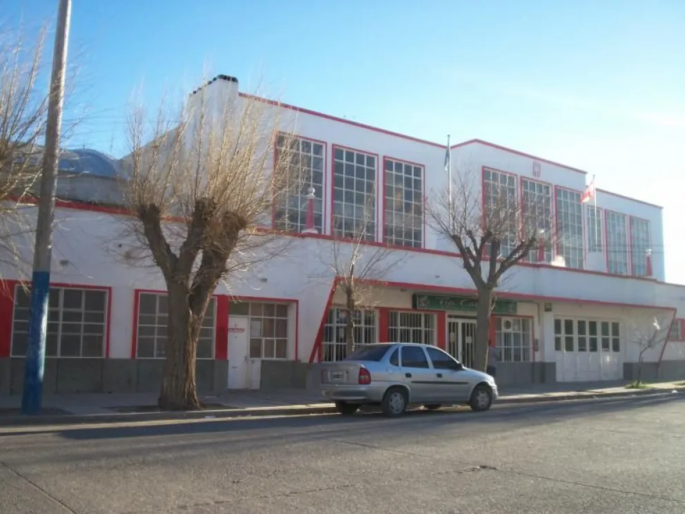 Estudiantes atacan a policías tras fiesta de egresados y terminan presos