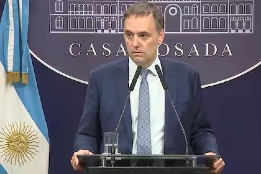 Adorni tuvo que salir a explicar los motivos de sus vacaciones en el exterior tras el pedido de “austeridad” de Milei