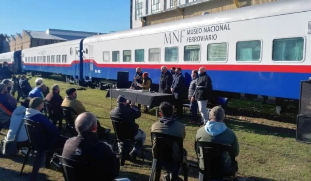 Más “motosierra”: Caputo dispuso el cierre de Desarrollo del Capital Humano Ferroviario