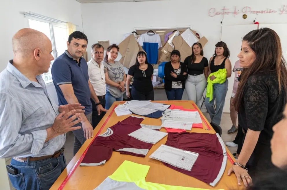 El Centro de Promoción Laboral presentó la ropa deportiva que confecciona para clubes de Comodoro