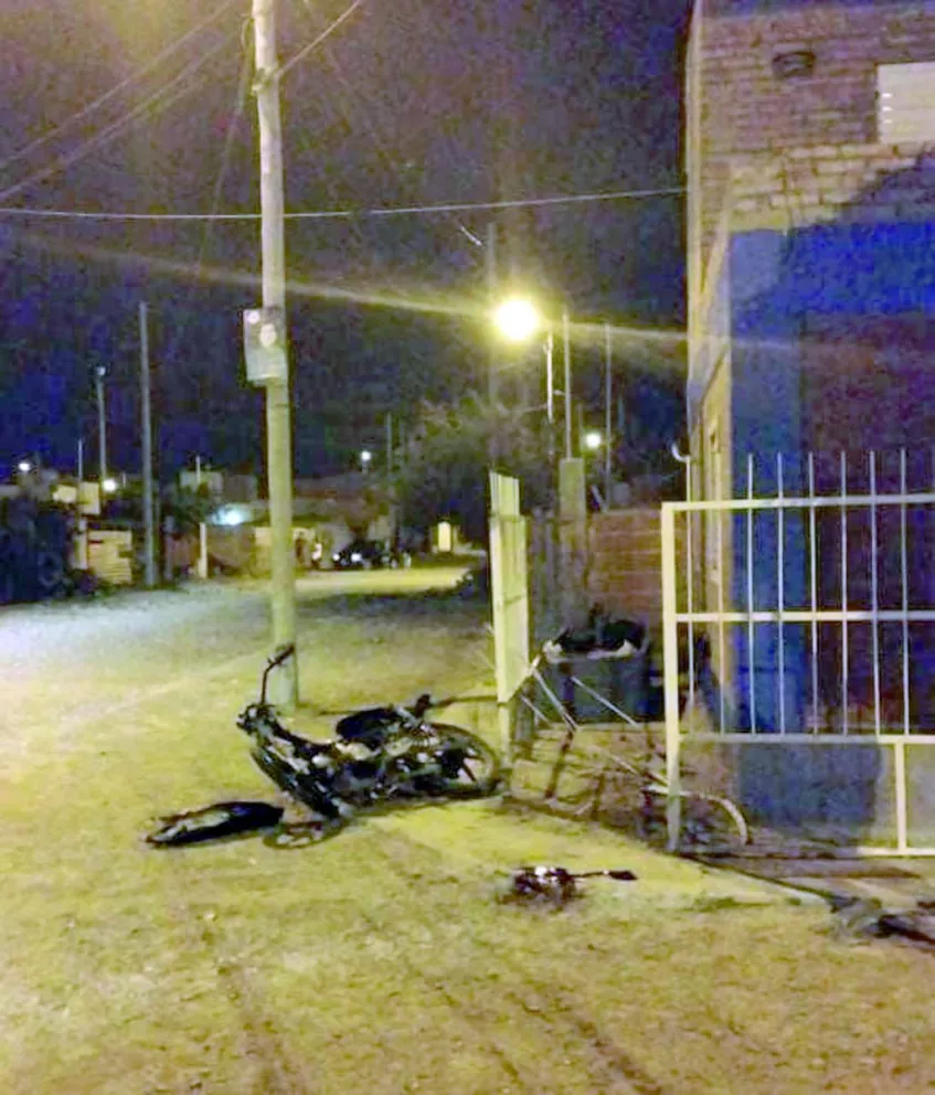 Joven se estrelló en la moto contra el portón de una casa y murió después en el hospital: le iban a hacer la autopsia
