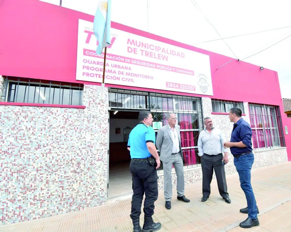 Romeo e Iturrioz recorrieron el edificio de la exEscuela 50 de Trelew, que será utilizado próximamente por la Policía