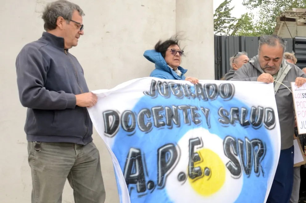 Jubilados rechazan al incremento de la cuota de SEROS que se trata en Legislatura