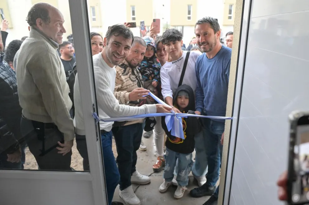 Torres entregó viviendas en Trelew: "Nos comprometimos a que estas 21 familias cumplan el sueño del techo propio antes de las Fiestas"