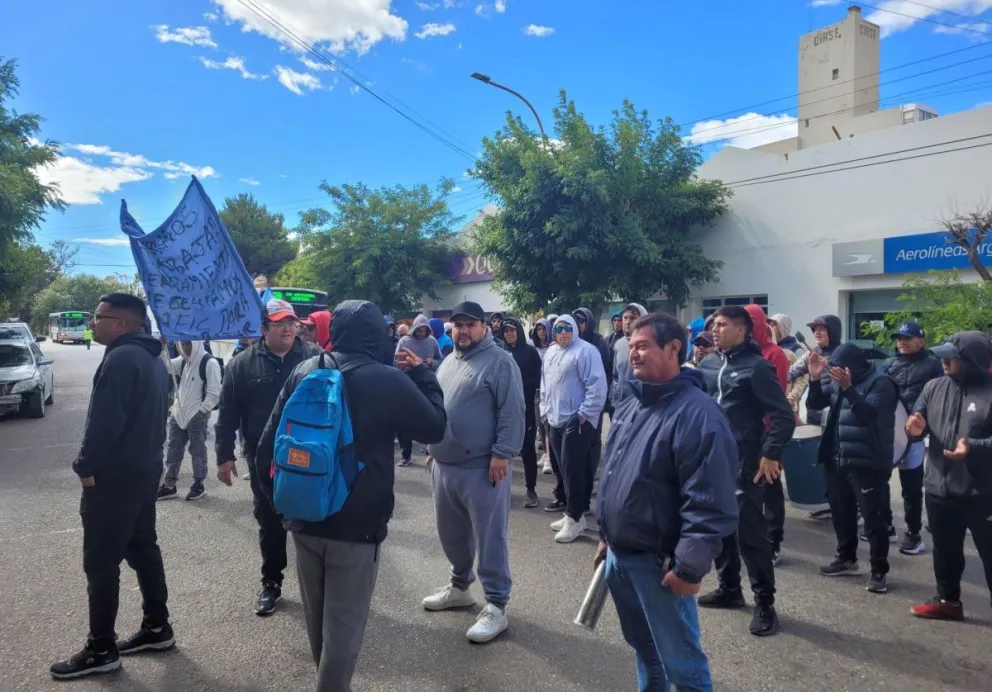 Becarios volvieron a manifestarse en el Municipio en reclamo por un bono y mejoras salariales