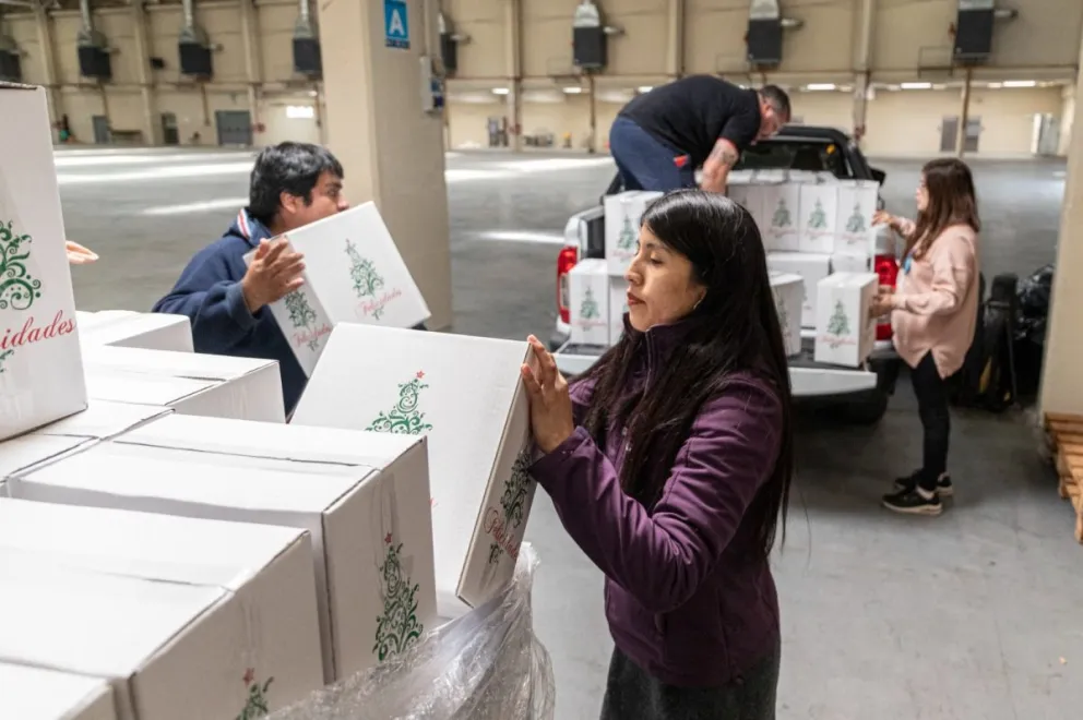 El Municipio entregó más de 5300 cajas navideñas a los barrios de Comodoro
