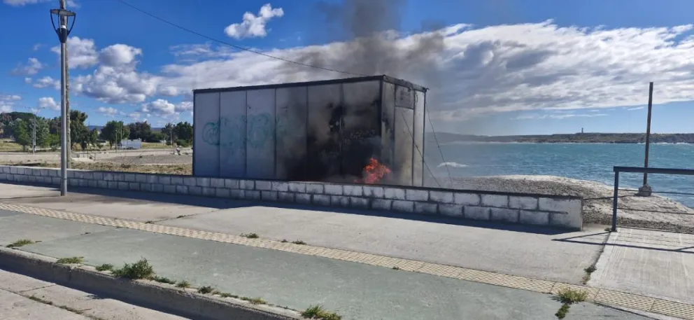 Rápida Intervención de bomberos contiene incendio en casilla de Guardavidas en Restinga Ali