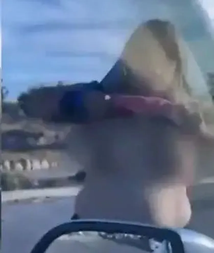 Polémica en Trelew: mujer se levanta la remera y muestra los pechos en plena discusión de tránsito y el video se hace viral