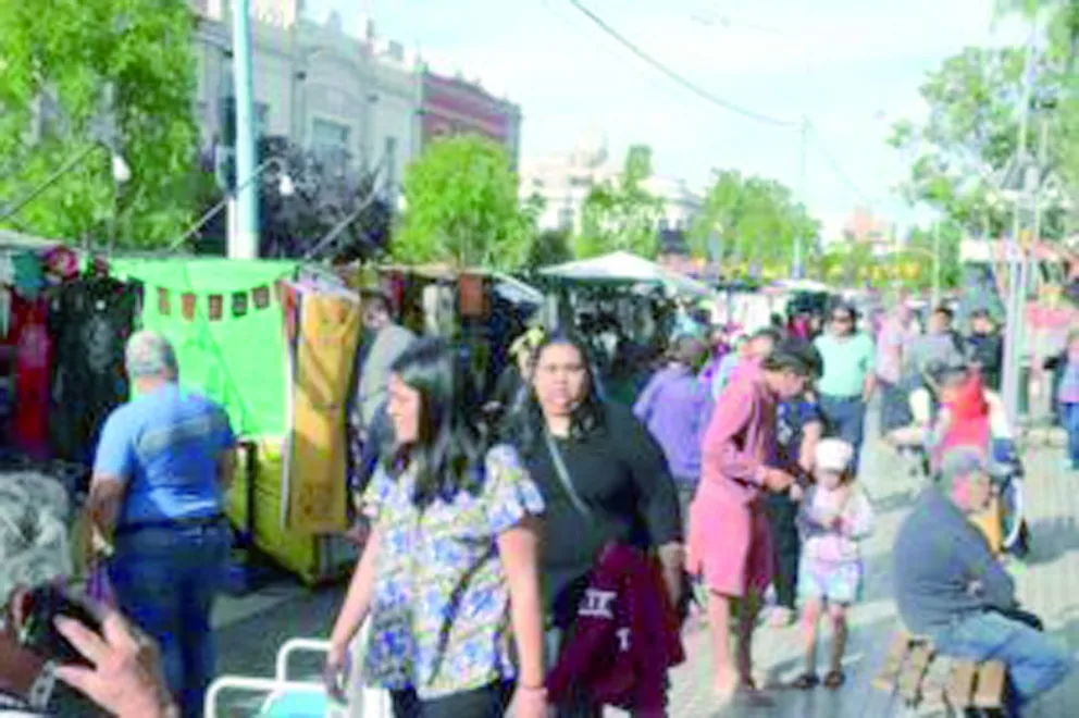 Trelew: la plaza Independencia se viste de fiesta con la Feria Navideña
