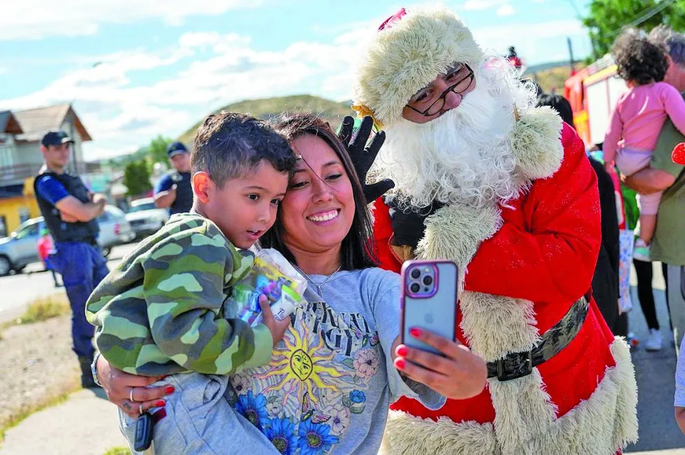Más de un millar de niños desfrutaron de la presencia en los barrios de Papá Noel