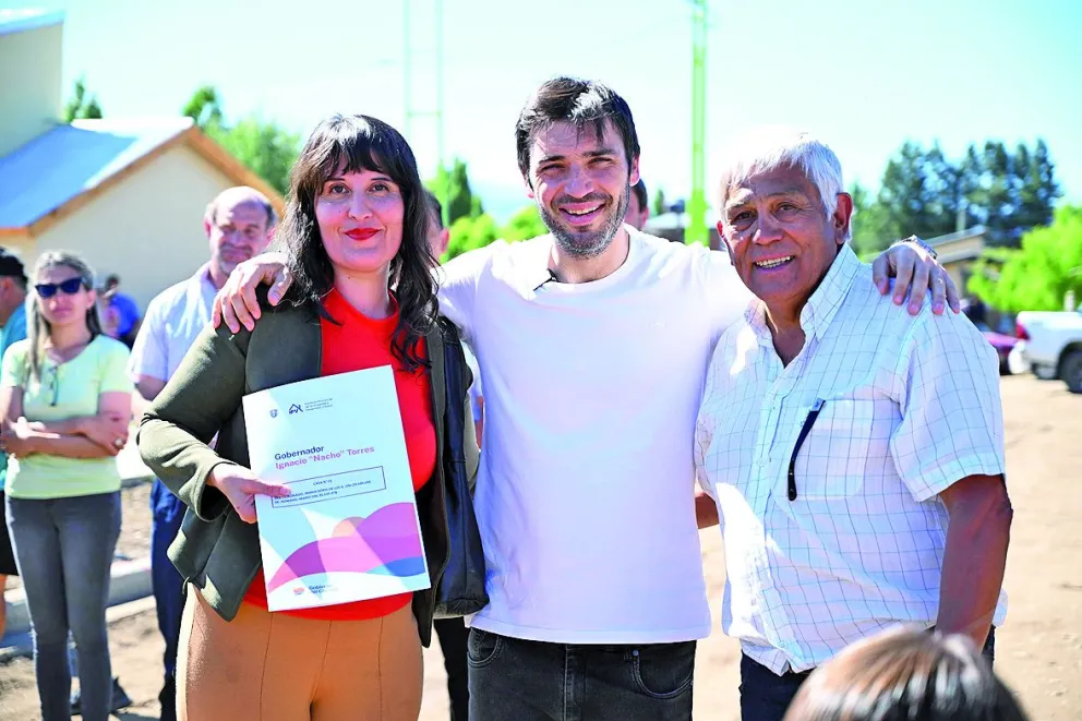 Torres encabezó entrega de viviendas a familias de El Maitén: “Vamos a seguir haciendo obras”