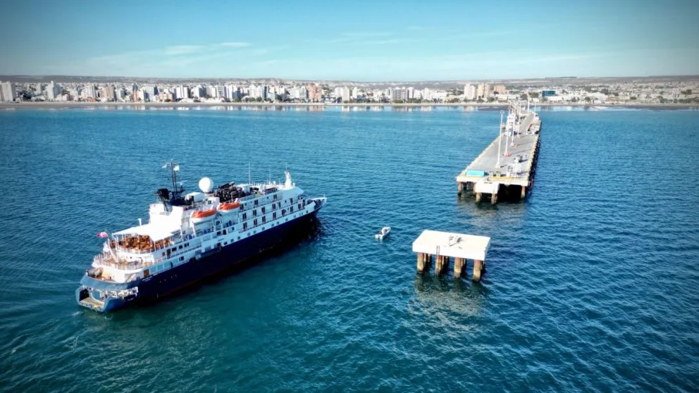 Temporada de cruceros en Chubut: arribó a Puerto Madryn el lujoso buque Island Sky