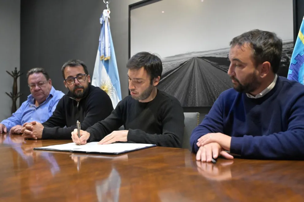 Torres firmó el inicio de importante obra para Esquel que "garantizará el acceso al agua por los próximos 20 años"