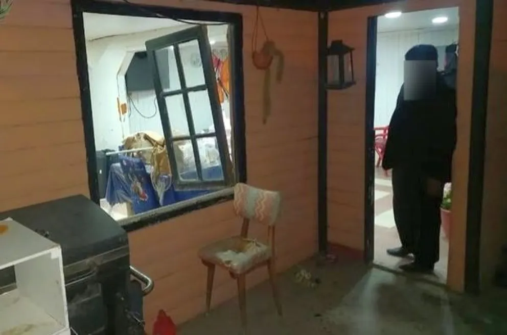 Una familia llegó a su casa y había dos ladrones adentro