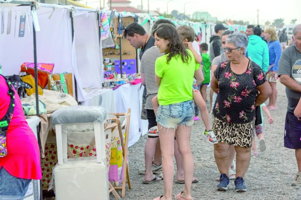 Rawson invita a recorrer la Feria Municipal de la Costa