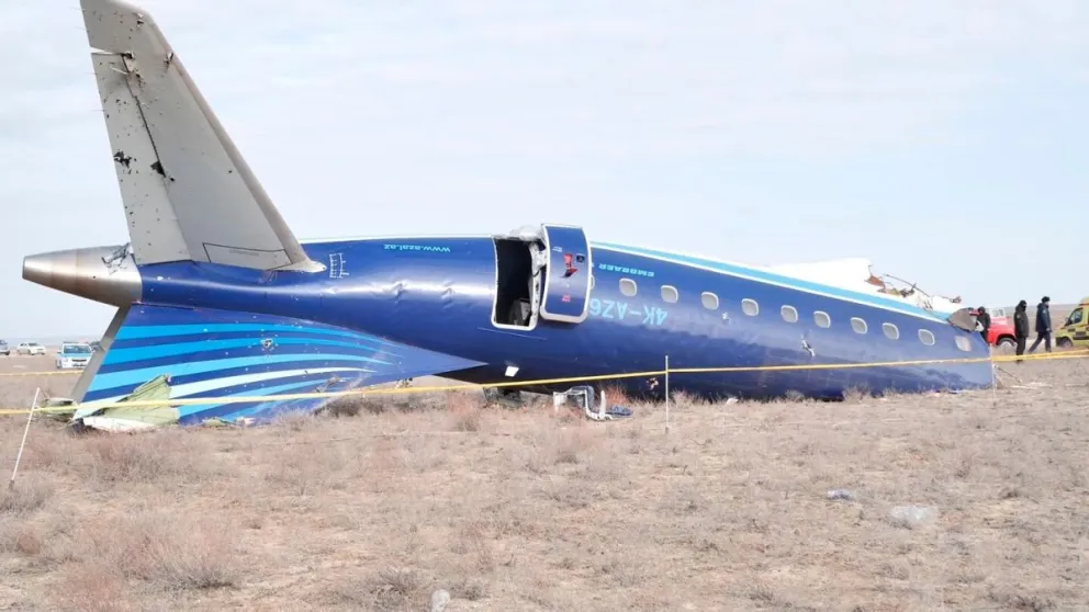 Azerbaiyán acusa a Rusia de haberle disparado un misil al avión que se estrelló en Kazajistán