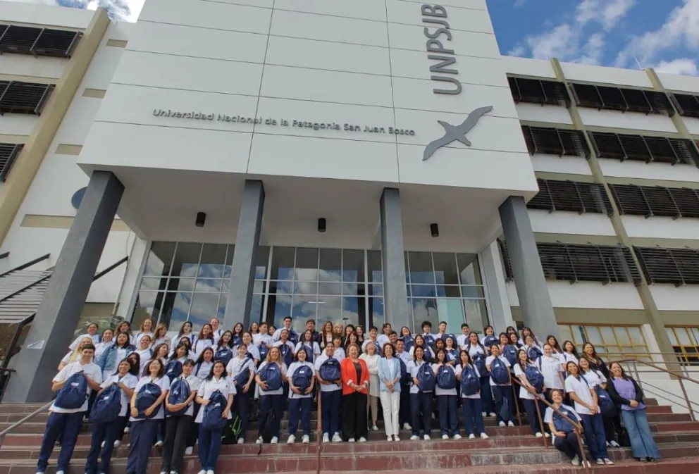 Entregaron mochilas técnicas a estudiantes de Enfermería en la UNPSJB