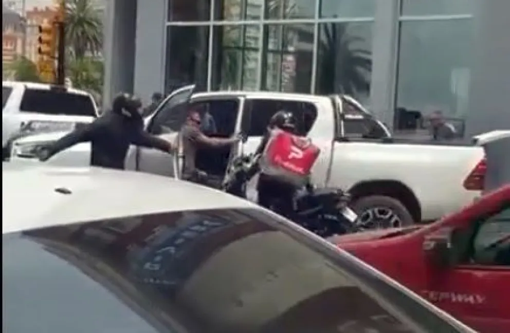 Como en Relatos Salvajes: se bajó de la camioneta para discutir, no le puso freno y destrozó un local