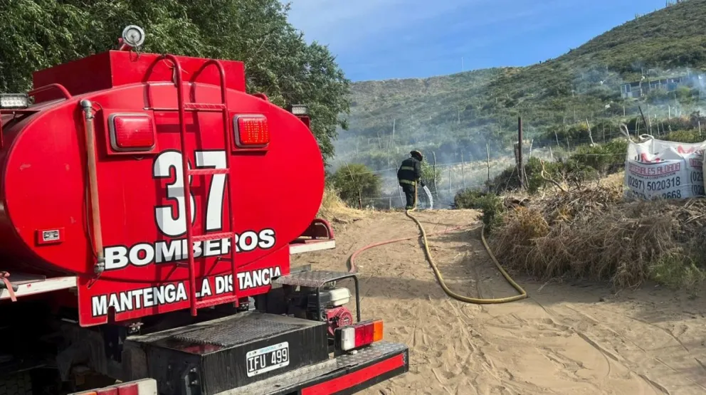 Incendio de pastizales en el barrio Máximo Abásolo: Bomberos Voluntarios trabajan en el lugar
