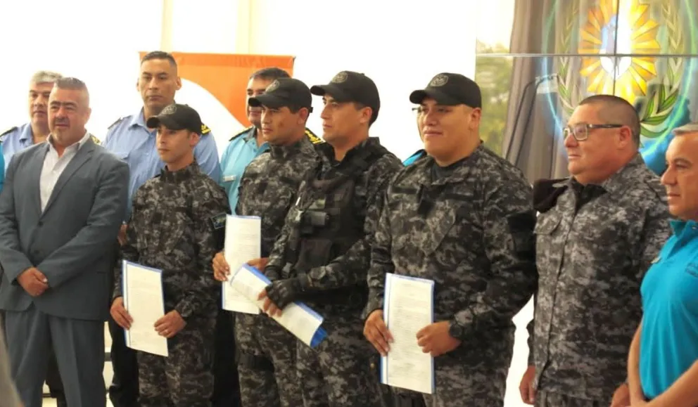 El Gobierno del Chubut reconoció a los policías que rescataron a dos jóvenes en Playa Bonita