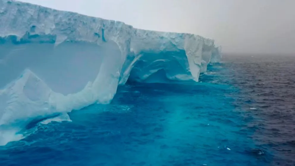 El iceberg más grande del mundo se desprendió del vórtice oceánico que lo mantenía atrapado y navega a la deriva 