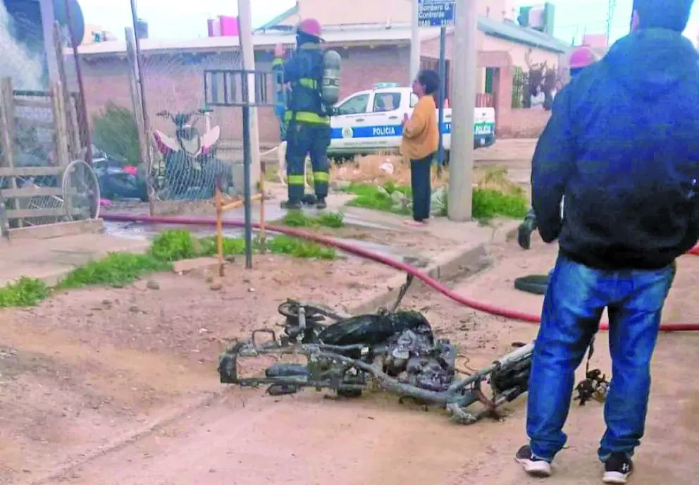 A un año y 3 meses de la muerte de su hijo en un incendio en Km. 8, Sandra Maldonado sigue intentando reconstruir su casa
