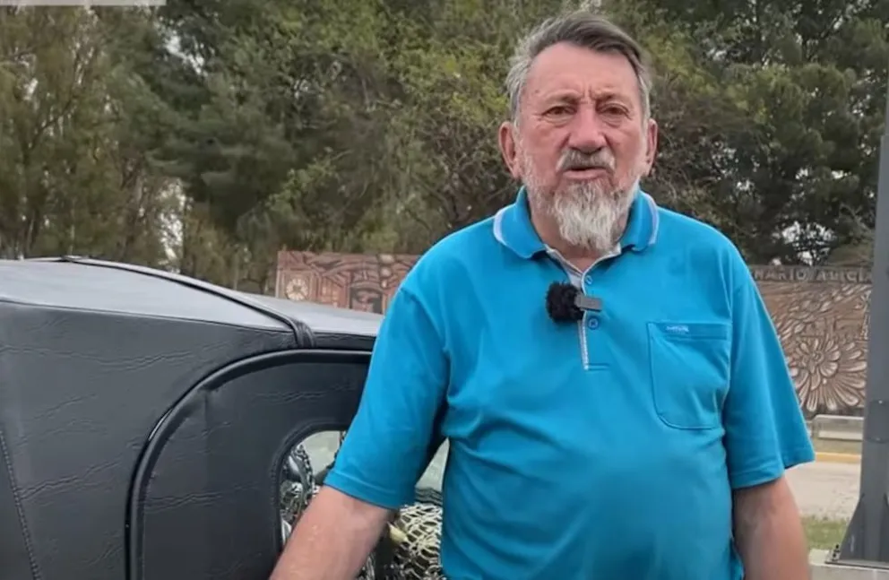 “Cary”, el cordobés de Alicia que hizo un auto con mil bujías y es furor en redes con sus creaciones emotivas