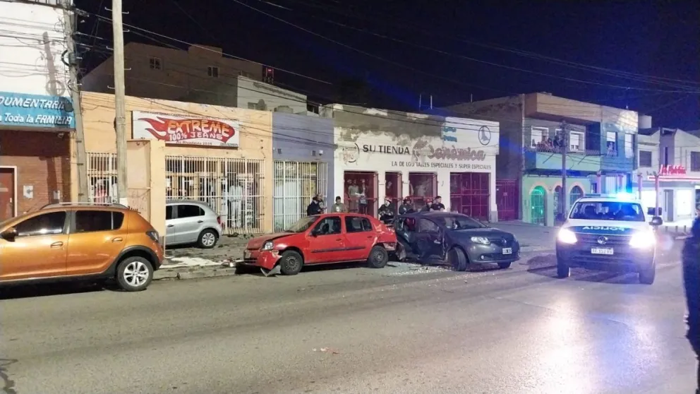 Un auto impactó contra tres vehículos estacionados y su conductor está lesionado