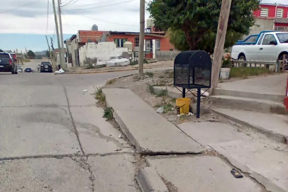 Vecina reclama por el mal estado de la avenida Rivadavia: “El asfalto está temblando y mi casa se está partiendo”