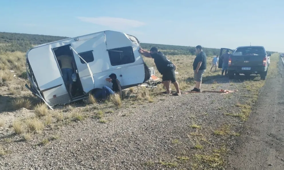 Extraño vuelco de una casilla rodante en la ruta 3 entre Trelew y Comodoro