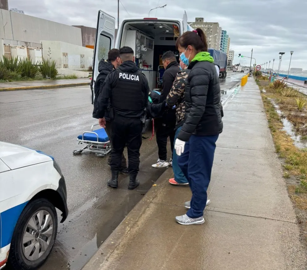 Un ciclista cayó cuando transitaba por el paseo costero y tuvo que ser derivado al hospital