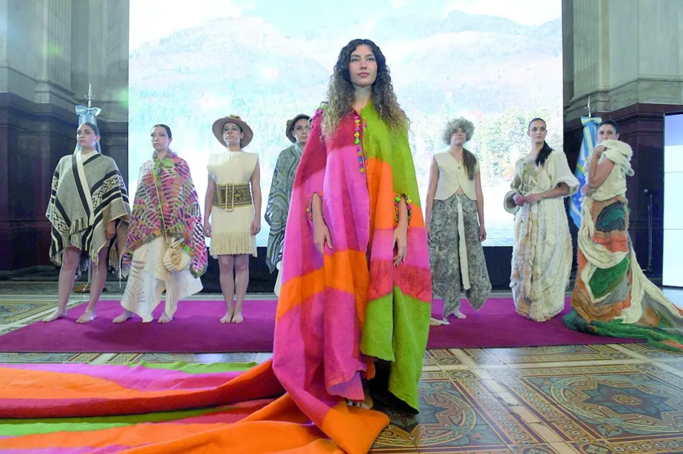 Provincia inauguró una muestra artística en homenaje a la tradición textil