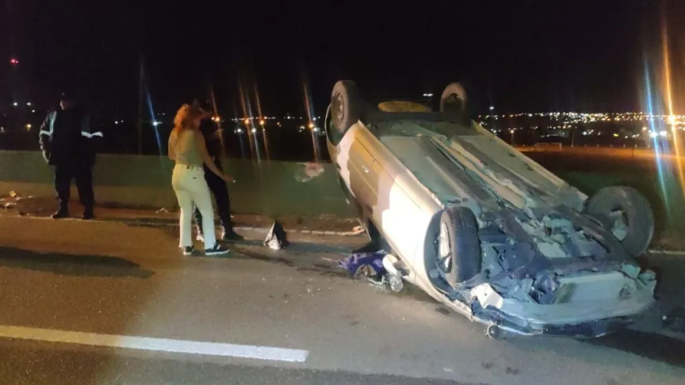 Manejaba alcoholizada, volcó y se salvó del secuestro de su auto porque no había grúa