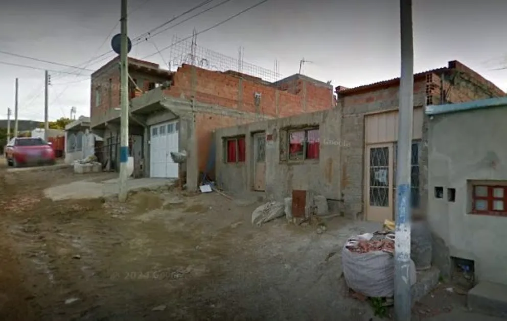 Vecina denuncia que un camión repartidor arrancó cables de servicios en el Máximo Abásolo
