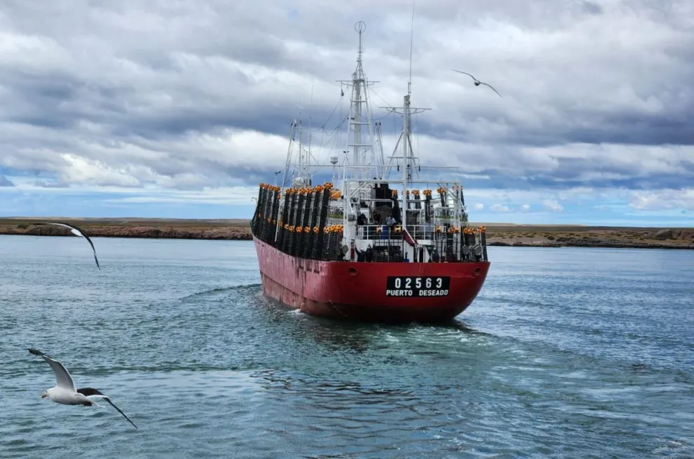 En busca del calamar: zarpó desde el puerto deseadense el primer potero de la temporada