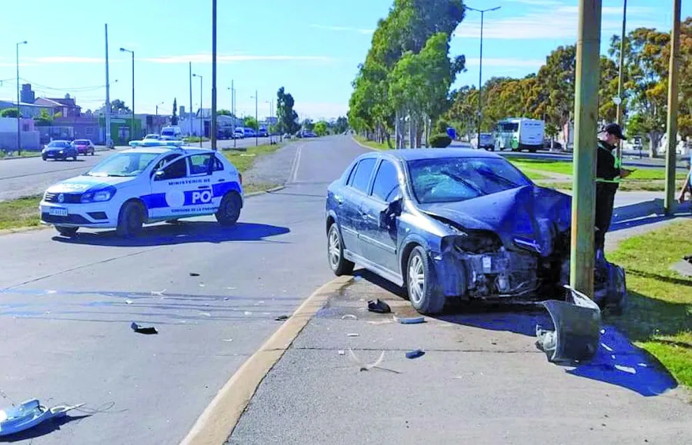 Fuerte choque contra palma de luz en Rawson: el conductor del auto se habría quedado dormido