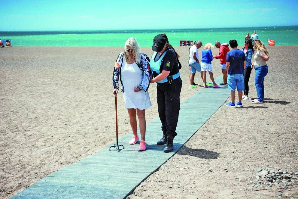 Playa Unión inauguró su primera pasarela adaptada sustentable
