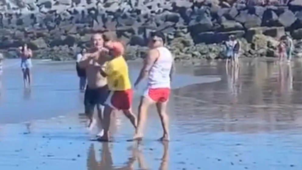 Playa Unión: Le pidieron que no se metiera al mar en una zona peligrosa y terminó a las trompadas con los guardavidas